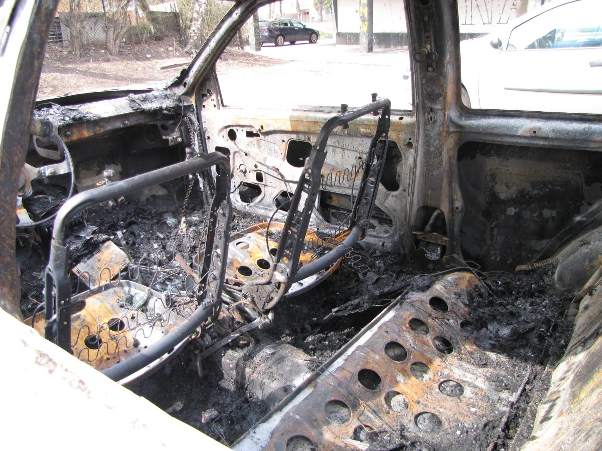 To porachunki między zwaśnionymi grupami pseudokibiców łódzkich drużyn piłkarskich mogły doprowadzić do nocnego pożaru trzech samochodów na parkingu przy ul. Mazurskiej w Łodzi. Taką możliwość sprawdzają policjanci. Wszystko wskazuje bowiem, że przynajmniej jedno auto zostało podpalone.