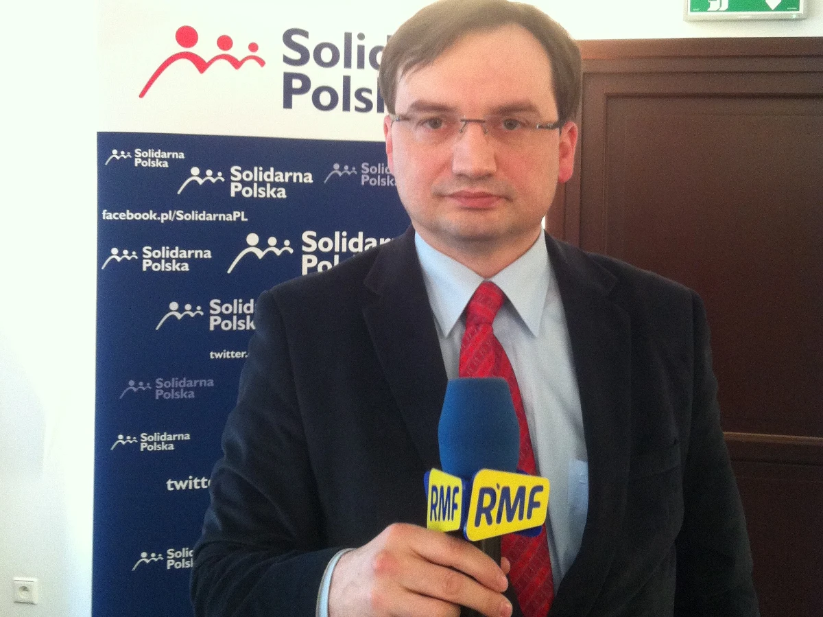 Solidarna Polska proponuje, by kandydat prawicy w wyborach prezydenckich, został wyłoniony w prawyborach. Kaczyński ze strony PiS i ja ze strony Solidarnej Polski, szanse będzie mieć najlepszy - mówi Zbigniew Ziobro gość Przesłuchania w RMF FM. Jeśli prawybory wygra prezes PiS, będziemy go popierać, z drugiej strony oczekujemy podobnej deklaracji. Do wyborów jeszcze jest niemały kawałek, Lech Kaczyński na dwa i pół roku przed wyborami też nie był traktowany jako poważny kandydat - mówi o sondażu SMG/KRC dla radia RMF FM, w którym otrzymuje 10-procentowe poparcie. Jest wyraźny awans. Jest czas na ciężką pracę - mówi Ziobro.