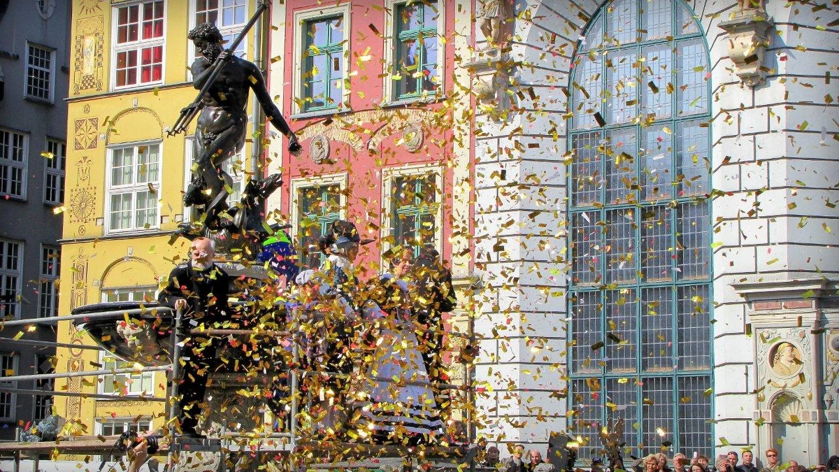 Po 207 dniach nieobecności na Długi Targ w Gdańsku wrócił bóg mórz i oceanów. Odrestaurowana, ważąca 650 kilogramów figura Neptuna została zamontowana na cokole słynnej fontanny. Gdy posąg zdejmowano we wrześniu, sposób jego zamontowania był dla specjalistów prawdziwą zagadką. Dziś nie było już podobnych problemów.