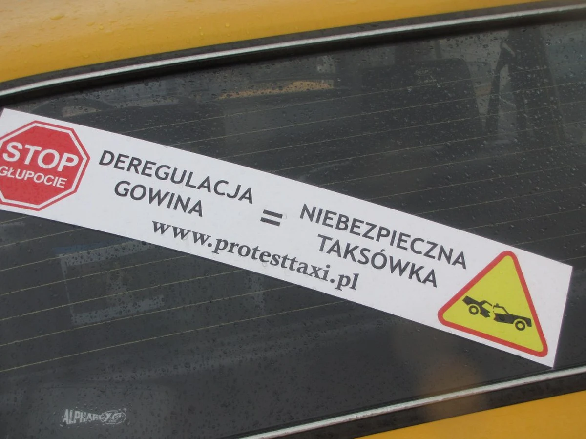 Kierowcy taksówek protestowali w Krakowie przeciwko zapowiadanemu przez ministra sprawiedliwości Jarosława Gowina otwarciu zawodów. Na ulice wyjechało ponad pół tysiąca taksówek.
