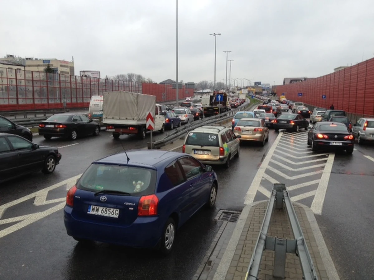 Setki kierowców utknęły rano w gigantycznych korkach na skrzyżowaniu stołecznych ulic Marsa i Żołnierskiej. To tędy wjeżdżają do Warszawy mieszkańcy Ząbek, Wołomina czy Rembertowa. Drogowcy zwęzili to skrzyżowanie w piątek, ale zapomnieli o dużej akcji informacyjnej dla kierowców. Co prawda na stronie Zarządu Miejskich Inwestycji Drogowych jest notka o rozpoczęciu remontu, ale nie ma tam żadnych szczegółów dotyczących organizacji ruchu.