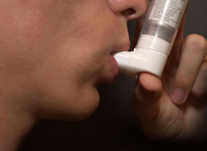 Naukowcy odkryli, dlaczego sporej grupie chorych na astmę nie pomagają leki - kortykosteroidy - podawane drogą wziewną. Być może uda się takim chorym pomóc.