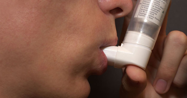 Naukowcy odkryli, dlaczego sporej grupie chorych na astmę nie pomagają leki - kortykosteroidy - podawane drogą wziewną. Być może uda się takim chorym pomóc.