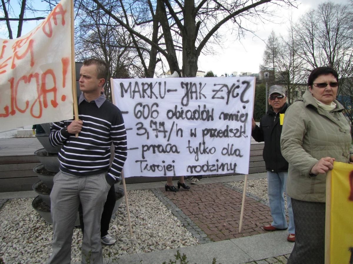 Ponad 100 mieszkańców Bełchatowa protestowało na ulicach miasta przeciwko likwidacji szkół i szkolnych stołówek. Protestujący nie zgadzają się także na podwyżki opłat za przedszkola i z brakiem dotacji do żłobków.
