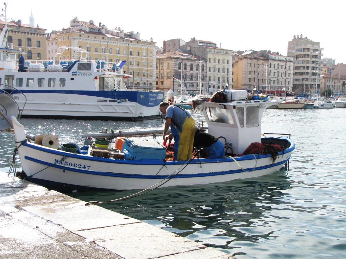 Właściciele kutrów rybackich z Francuskiej Riwiery wpadli w euforię. Zaczęli dostawać od Unii Europejskiej średnio tysiąc euro dziennie za to, że nie pracują. Bruksela przyznała im pomoc finansową z powodu braku ryb w Morzu Śródziemnym.