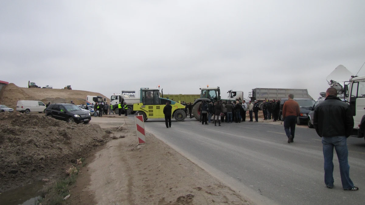 Podwykonawcy pracujący przy budowie autostrady A2 zablokowali trasę numer 50 - wyjazd z miejscowości Wiskitki w kierunku Sochaczewa. Protestowali, bo konsorcjum DSS nie wypłaciło im pieniędzy. Po dwóch godzinach pikiety, zeszli z trasy.