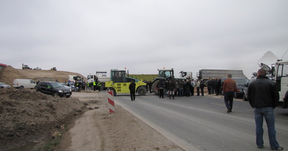 Podwykonawcy pracujący przy budowie autostrady A2 zablokowali trasę numer 50 - wyjazd z miejscowości Wiskitki w kierunku Sochaczewa. Protestowali, bo konsorcjum DSS nie wypłaciło im pieniędzy. Po dwóch godzinach pikiety, zeszli z trasy.