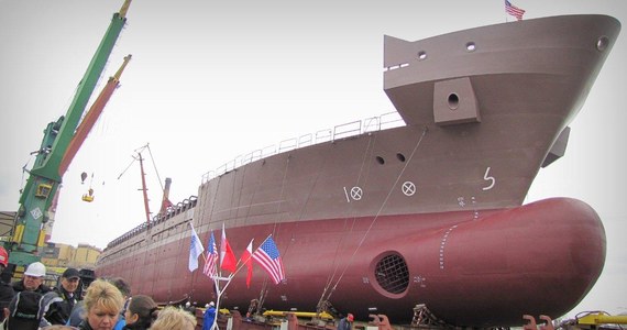 W Gdańsku zwodowano statek budowany dla amerykańskiego armatora. To pierwsza z serii sześciu jednostek. Jest niezwykle nowoczesna, ma specjalny system ułatwiający manewrowanie. Okręt będzie zaopatrywać platformy u wybrzeży Afryki.