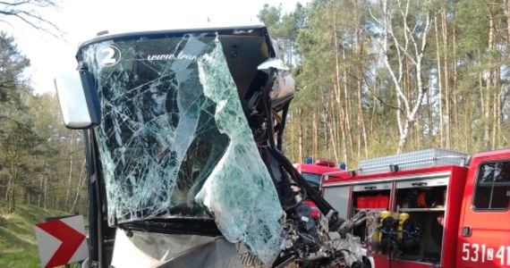 50 osób zostało rannych w wypadku na trasie między Stargardem Szczecińskim i Maszewem w Zachodniopomorskiem. W miejscowości Kicko autokar zderzył się z tirem. Policja zatrzymała kierowcę ciężarówki. Jak dowiedział się reporter RMF FM, mężczyzna w piątek powinien rozpocząć 45-godzinną przerwę od pracy. Nie miał także odpowiednich dokumentów.