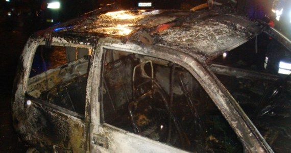 Jeden samochód spłonął doszczętnie, a drugi został nadpalony w nocy przy ulicy Aleksandry na Nowym Bieżanowie w Krakowie. Na razie nie wiadomo, jaka mogła być przyczyna pożaru. Zdjęcia z akcji gaszenia aut dostaliśmy na Gorącą Linię RMF FM.