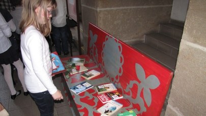 Ławki z darmowymi książkami w Bibliotece Wojewódzkiej w Krakowie