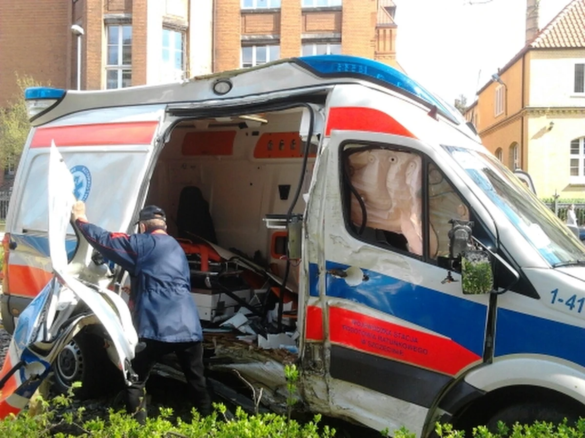 W centrum Szczecina doszło po południu do wypadku z udziałem karetki pogotowia. Poszkodowany został kierowca ambulansu. W mieście tworzą się gigantyczne korki.
