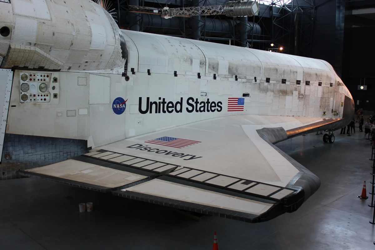 Prom kosmiczny, który dokładnie tydzień temu został przetransportowany do Muzeum Lotnictwa i Przestrzeni Kosmicznej w Waszyngtonie, przyciąga tłumy turystów. Wszyscy chcą zobaczyć wahadłowiec, który przez trzy dekady odbył 39 misji.