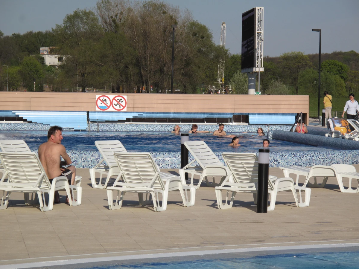 Długi weekend to okazja, by oderwać się od codzienności, zapomnieć o pracy i porządnie odpocząć. Znaczenia odpoczynku nikt już właściwie nie neguje. Coraz mniej chętnie przyznajemy się do pracoholizmu, coraz chętniej do tego, że wolny czas potrafimy sobie umiejętnie zorganizować. Wiadomo, że pracownik wypoczęty i zadowolony jest bardziej wydajny; zmęczony pracuje gorzej. Jak więc wypoczywać, by naprawdę zregenerować siły. Naukowcy mają pewne sugestie.