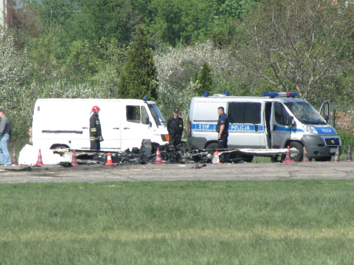 Awionetka rozbiła się na płycie lotniska Bemowo w Warszawie. Maszyna spadła i stanęła w płomieniach. Dwie osoby zginęły. Nie wiadomo, co było przyczyną katastrofy.
