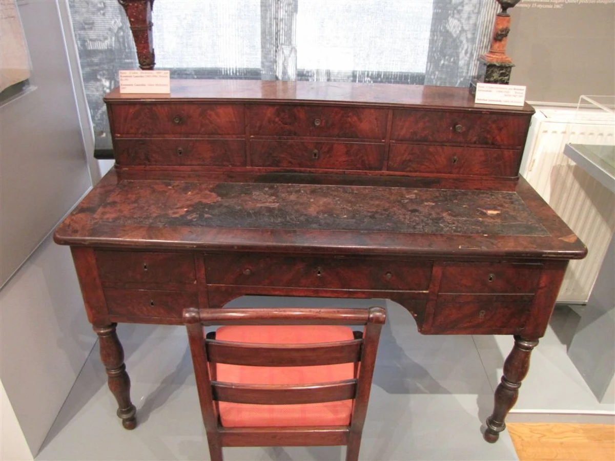 Chcecie usiąść przy biurku Mickiewicza, przy którym pisał on "Pana Tadeusza"? A może nawet sprawdzić, co wieszcz trzymał w szufladzie? To możliwe w Bibliotece Polskiej w Paryżu - placówce, która ma najbogatsze polonijne zbiory na świecie.