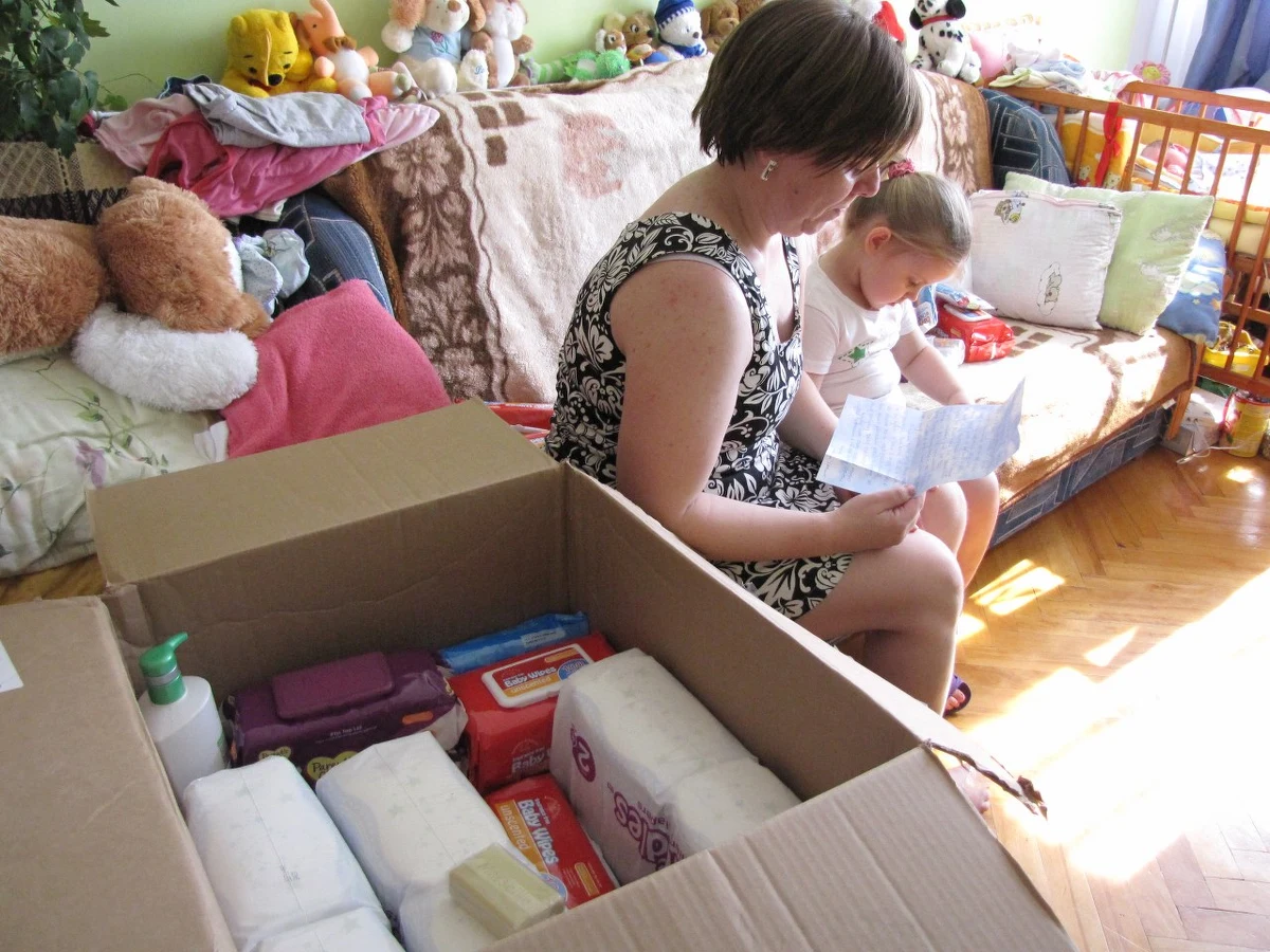 Jeszcze miesiąc temu pani Monika ze Świdnika nie widziała perspektyw dla siebie i trójki swoich dzieci. Dziś już bardziej optymistycznie patrzy w przyszłość. Wracamy do historii kobiety, której mąż zmarł nie doczekawszy się przeszczepu serca. Pani Monika została sama z córką Natalką i bliźniakami - bez środków do życia i bez żadnej pomocy. Życie rodziny odmieniło się jednak m.in. dzięki Waszej pomocy.