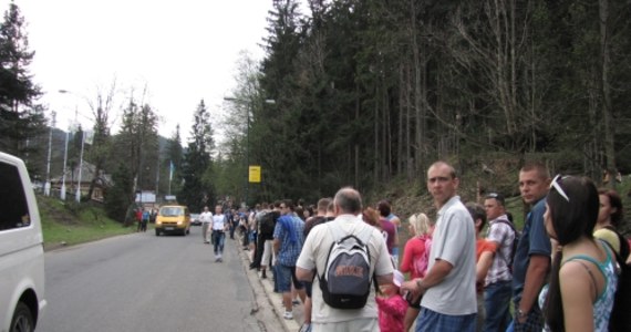 Co robić podczas kilkugodzinnego stania w kolejce do kolejki na Kasprowy Wierch? Pomysłów jest wiele, ale chyba najbardziej oryginalnym głaskanie konia. Poza tym można jeść oscypki i lody, a także zawierać znajomości. O wyruszeniu na własnych nogach nie ma mowy, bo "nie ma tak pięknych widoków". 

