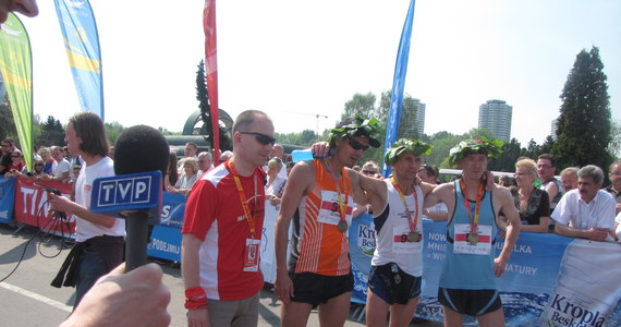 Grzegorz Czyż wygrał IV Silesia Marathon. Trasa biegu prowadziła z Katowic przez Siemianowice do Chorzowa. Choć najlepsi są już na mecie większość z ponad tysiąca maratończyków nadal jest na trasie.
