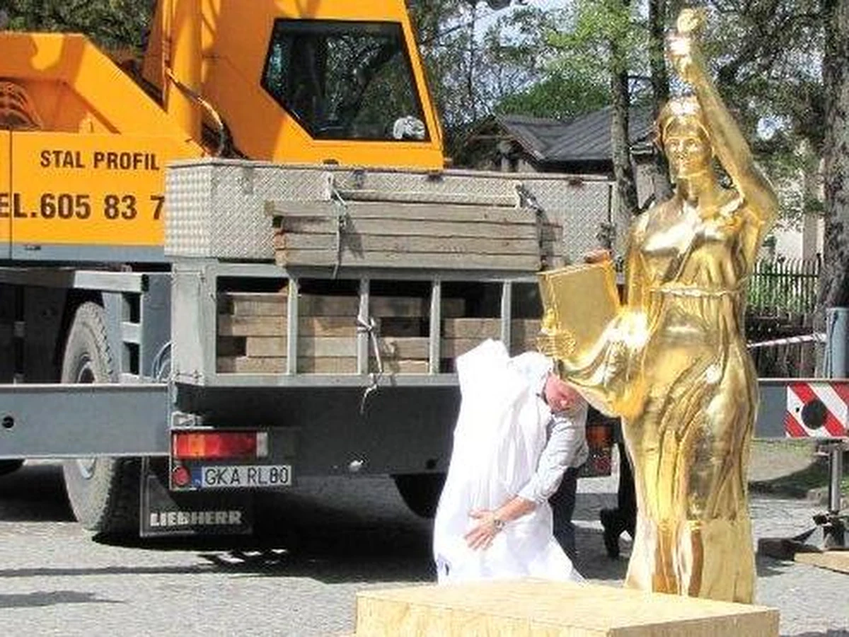 Alegoria Nauki - po 67 latach nieobecności wróciła na Politechnikę Gdańską. Pozłacaną figurę zamontowano dziś na odrestaurowywanej zegarowej wieży. Wkrótce cała konstrukcja zostanie umieszczona na dachu Gmachu Głównego uczelni.