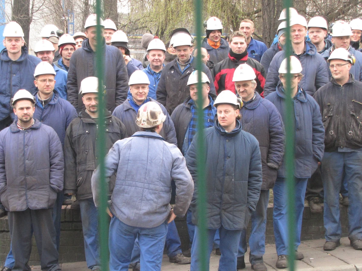 Zamknięta niespełna miesiąc temu stalownia Huty Batory w Chorzowie wznowiła produkcję. Po strajku okupacyjnym dyrekcja zakładu zwolniła 120 osób. Teraz ponownie zatrudnia, ale na dużo gorszych warunkach.