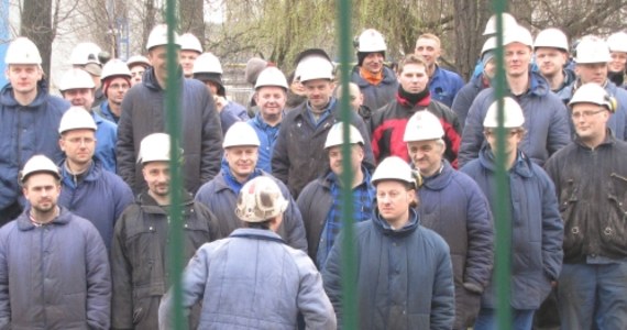 Zamknięta niespełna miesiąc temu stalownia Huty Batory w Chorzowie wznowiła produkcję. Po strajku okupacyjnym dyrekcja zakładu zwolniła 120 osób. Teraz ponownie zatrudnia, ale na dużo gorszych warunkach.