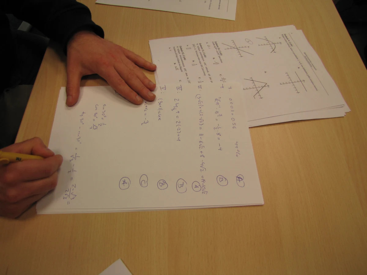 Matura z matematyki nie była trudna - taki ton dominuje w komentarzach na RMF24.pl. By zdać egzamin, wystarczy zdobyć 30 proc. punktów. We wtorek maturzyści rozwiązywali zadania z matematyki na poziomie podstawowym.