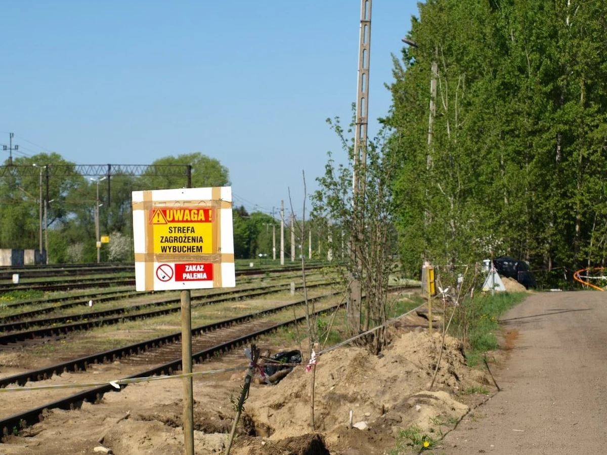 Najwcześniej w czerwcu zacznie się oczyszczanie okolic torowiska w Gutkowie na obrzeżach Olsztyna - ustalił reporter RMF FM Andrzej Piedziewicz. W połowie stycznia teren został skażony przez wyciek oleju napędowego. Żeby mogły się rozpocząć prace rekultywacyjne, trzeba dopełnić szeregu formalności. Tymczasem mieszkańcy okolicznych domów coraz bardziej skarżą się na swoje samopoczucie i zapowiadają walkę o odszkodowania.


