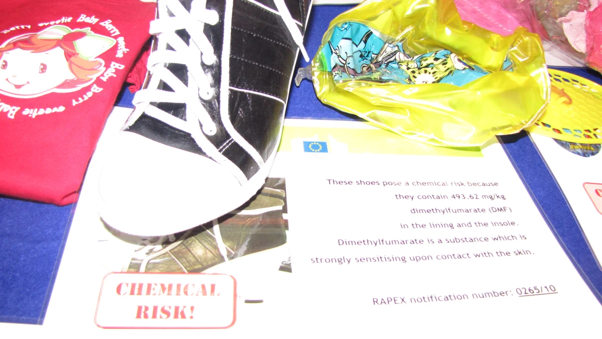 Komisja Europejska opublikowała raport pokazujący, jak wiele groźnych dla zdrowia i życia sprzętów trafia na europejski rynek. Wynika z niego, że najbardziej niebezpieczne produkty tekstylia, odzież i zabawki. Korzystanie z wielu z nich grozi uduszeniem, podrażnieniem lub zadławieniem. Ponad połowa tych przedmiotów pochodzi z Chin.