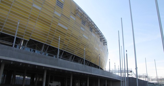 Wielki napis PGE Arena zniknął ze stadionu w Gdańsku. Demontaż tego i innych sponsorskich logo to wymóg UEFA. W trakcie mistrzostw nie będzie też można używać dotychczasowej nazwy obiektu.

