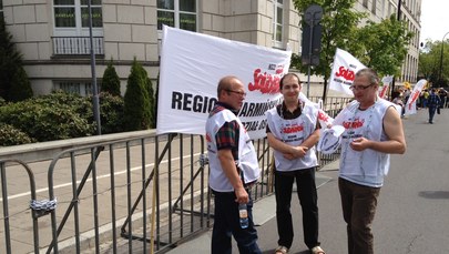 Przed Sejmem związkowcy protestują przeciwko reformie emerytur