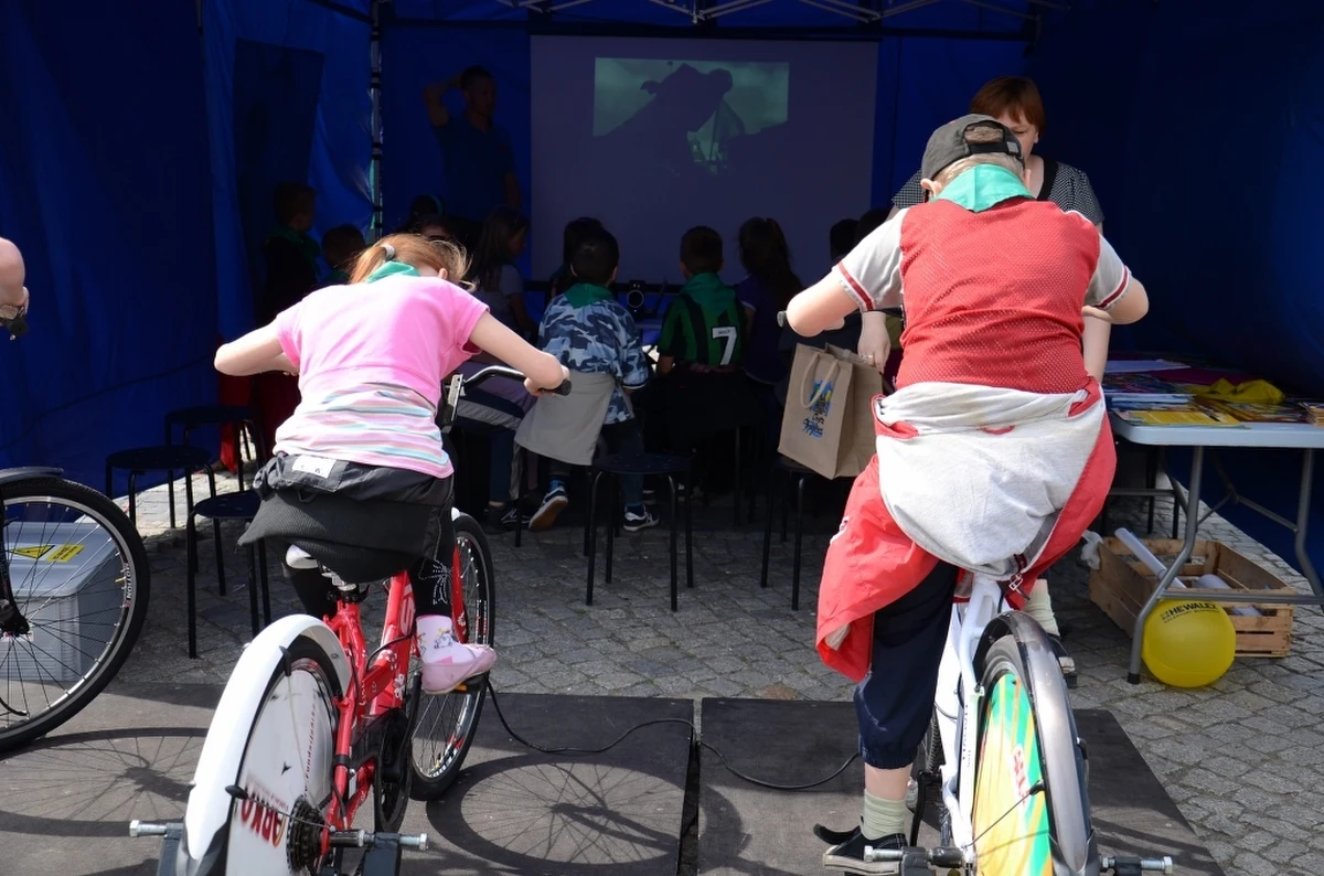 Kino zasilane... rowerami ustawili ekolodzy na Starym Rynku w Bydgoszczy. W ten nietypowy sposób chcą zachęcić mieszkańców, zwłaszcza najmłodszych, do korzystania z odnawialnych źródeł energii. By obejrzeć przygotowany film, trzeba nieustannie pedałować.
