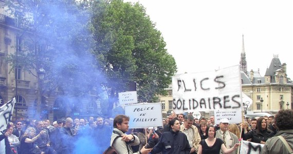 Wielka fala demonstracji policjantów objęła największe francuskie miasta. Funkcjonariusze protestują przeciwko kryzysowym cieciom budżetowym i alarmują, że jest ich za mało. Dodają, że są za słabo uzbrojeni, by skutecznie walczyć z rosnącą przestępczością.