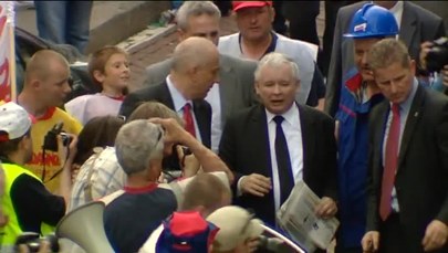 Posłowie wyszli do protestujących przed Sejmem 
