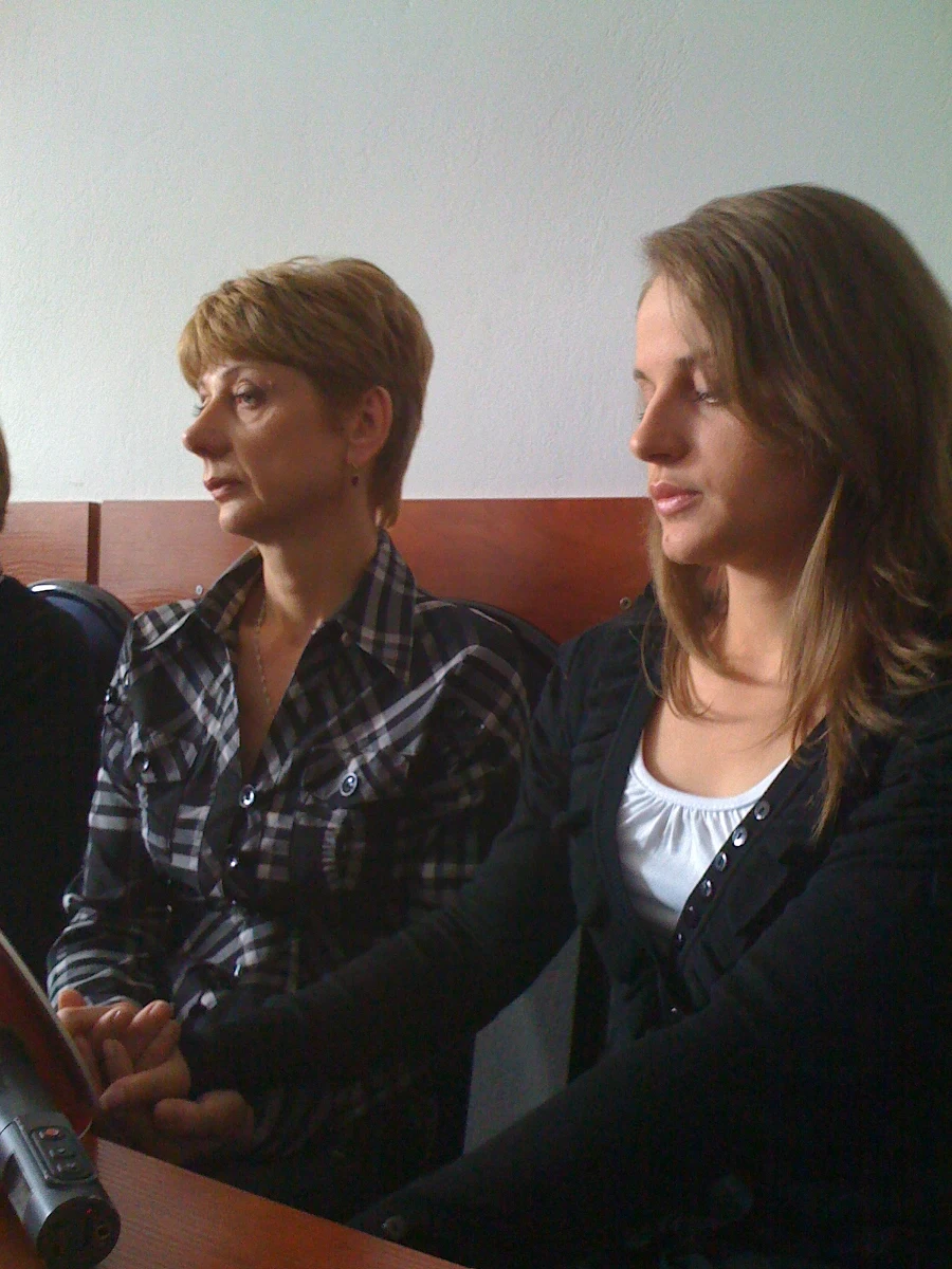 "Nie wiemy nawet, czy rzeczywiście został stracony, czy go zabili. Jeśli tak, to gdzie to się stało i gdzie go pochowali. Co z nim zrobili. Trudno z tymi pytaniami żyć" - mówi Taciana Koziar, siostra Uładzimira Kawaloua, skazanego na karę śmierci za współudział w zamachu z 11 kwietnia w mińskim metrze. "Wiem, że mój brat nie popełnił tego przestępstwa" - dodaje.