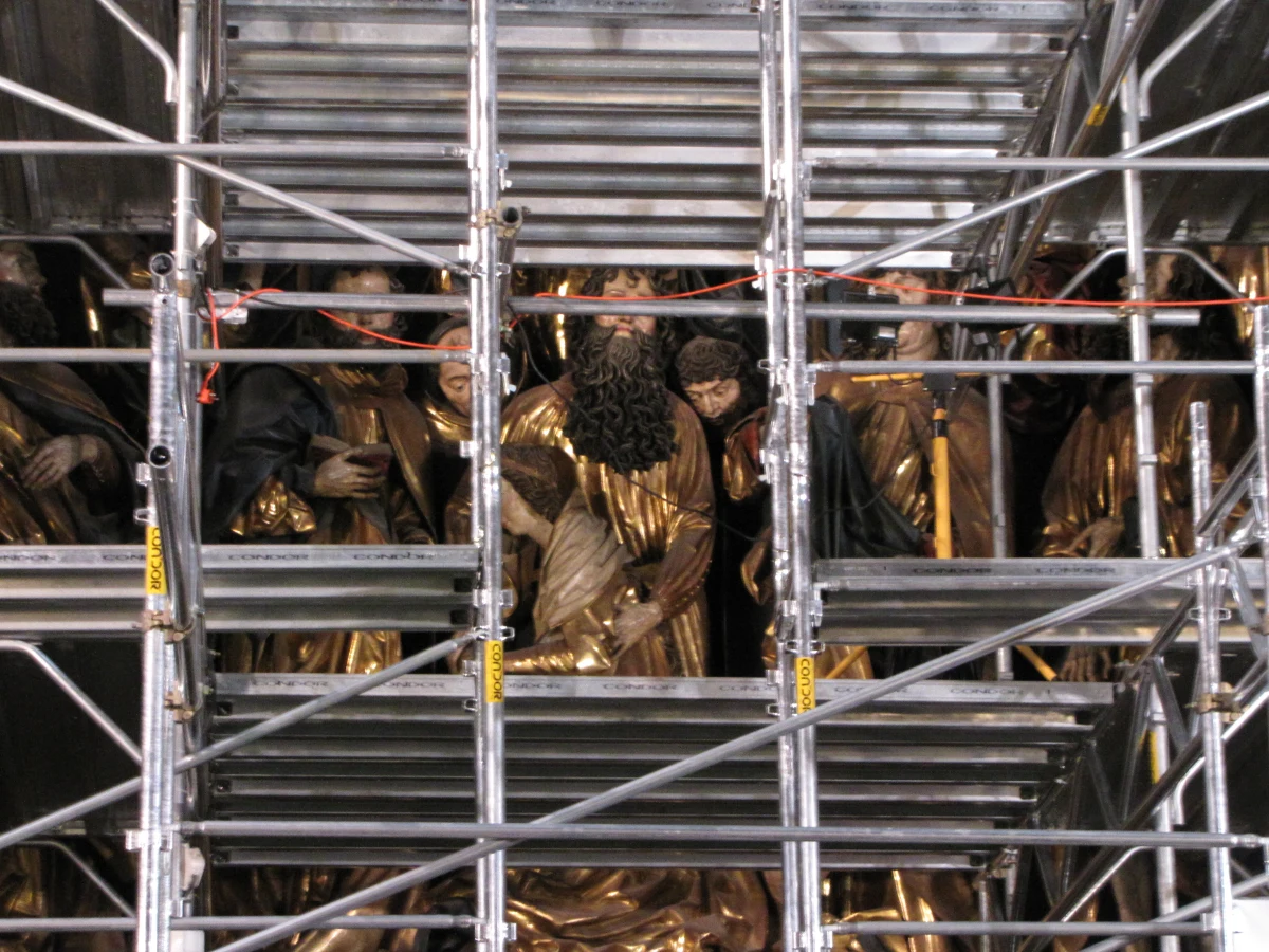 Specjaliści ocenią stan ołtarza Wita Stwosza w Bazylice Mariackiej w Krakowie. Do soboty zabytek, który jest jedną z atrakcji turystycznych miasta, będzie zasłonięty specjalnymi rusztowaniami. Ołtarz zostanie prześwietlony promieniami rentgena, ultrafioletem i podczerwienią. Raport dotyczący zabytku ma być gotowy w ciągu miesiąca. 


