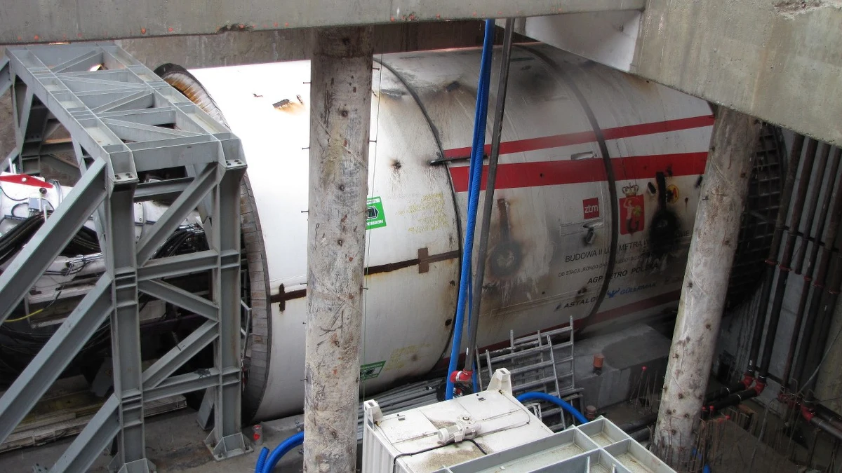 700-tonowa Anna już wierci w Warszawie. Mowa o tarczy, która rozpoczęła drążenie pierwszego z tuneli drugiej linii metra. Jeśli nie będzie poważniejszych problemów, prace potrwają bez przerwy przez niemal półtora roku.