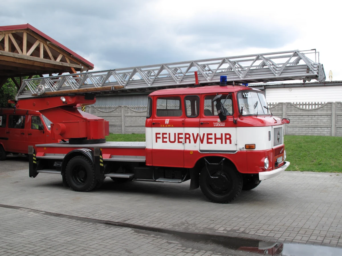 Dwa wozy strażackie - jeden gaśniczy, drugi z drabiną - stoją w remizie w lubuskiej Sławie. Choć samochody są sprawne, nie mogą brać udziału w akcjach. Polacy otrzymali je od ochotników z niemieckiego Luckau, gdzie przez 20 lat pomagały w gaszeniu i ratowaniu ludzi. W Polsce nie mogą tego robić bez uzyskania odpowiedniego certyfikatu. Strażaków ze Sławy nie stać na opłacenie drogich badań kontrolnych.