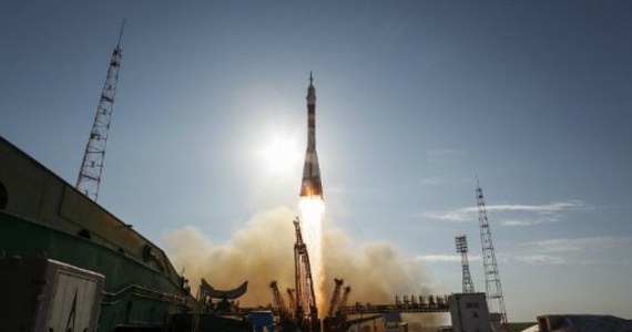 Rosyjski statek kosmiczny Sojuz z dwoma Rosjanami i Amerykaninem na pokładzie przycumował do Międzynarodowej Stacji Kosmicznej (ISS) - poinformowała agencja Roskosmos. Astronauci pozostaną na ISS ponad cztery miesiące.