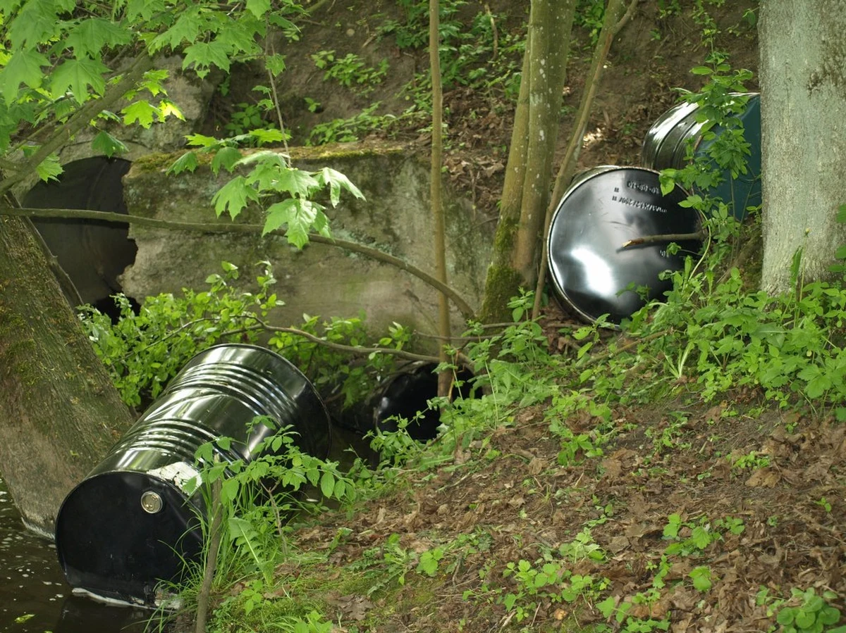 Wiadomo już, jak substancja znajdowała się w beczkach znalezionych w niewielkiej rzece niedaleko Iławy na Mazurach. To izocyjanian. Niebezpieczną truciznę zidentyfikowano po przebadaniu próbek w laboratorium Inspekcji Ochrony Środowiska.