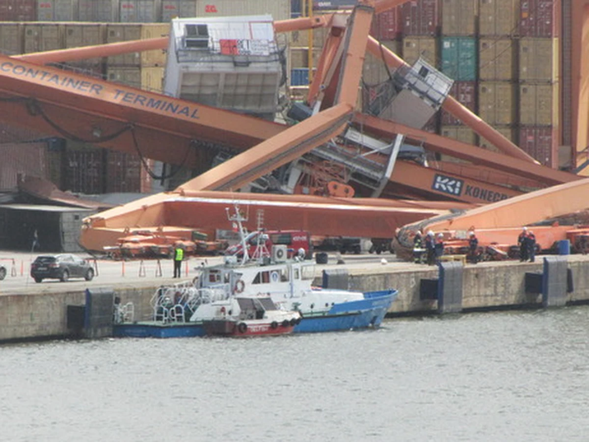 Załoga promu Stena Line, który wczoraj uderzył w suwnicę w porcie w Gdyni, mogła popełnić błąd nawigacyjny - dowiedział się w prokuraturze reporter RMF FM Kuba Kaługa. To jedna z wersji rozpatrywanych w śledztwie o spowodowanie katastrofy w ruch wodnym.