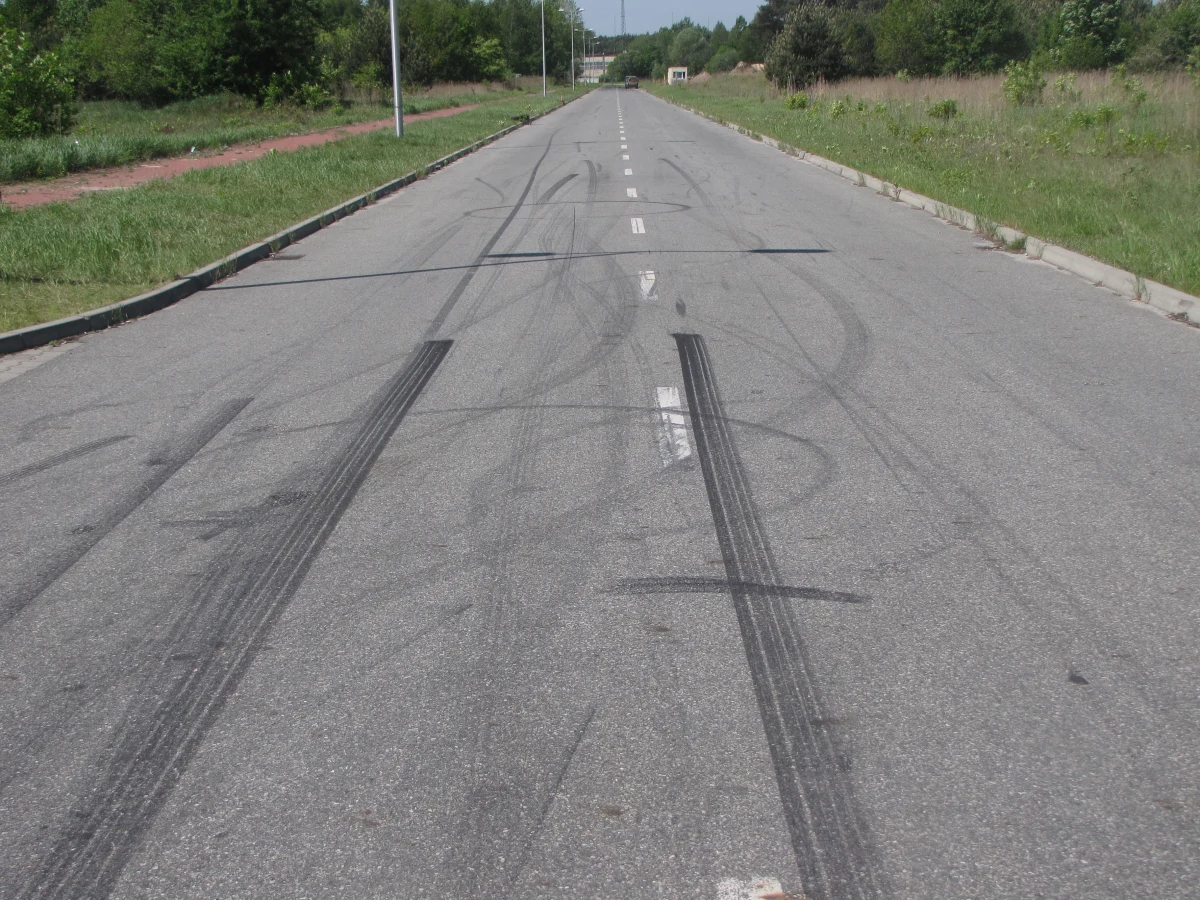 Prokuratura zajęła się sprawą tragicznego wypadku w Jaworznie, gdzie zginęła 19-letnia dziewczyna obserwująca nielegalne wyścigi uliczne. Dwie inne osoby zostały ranne. Dokładne okoliczności zdarzenia nie są znane, policja wyjaśnia przyczyny tragedii. Informację o wypadku dostaliśmy na Gorącą Linię RMF FM.