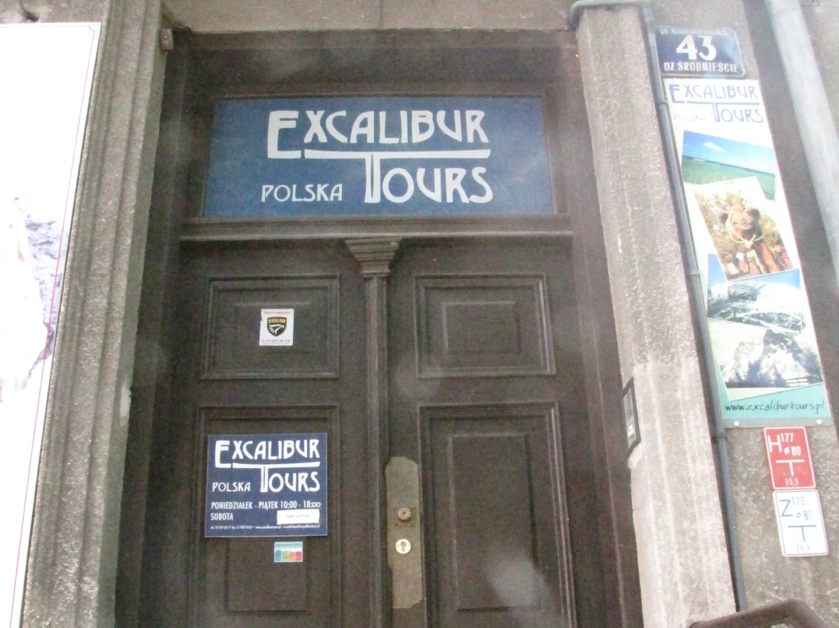 Prawie 40 uczniów krakowskiego gimnazjum numer 32 musi wracać z Paryża. Biuro, w którym rodzice nastolatków wykupili wycieczkę, nie opłaciło pobytu dzieci. Informację o problemach gimnazjalistów otrzymaliśmy na Gorącą Linię RMF FM.