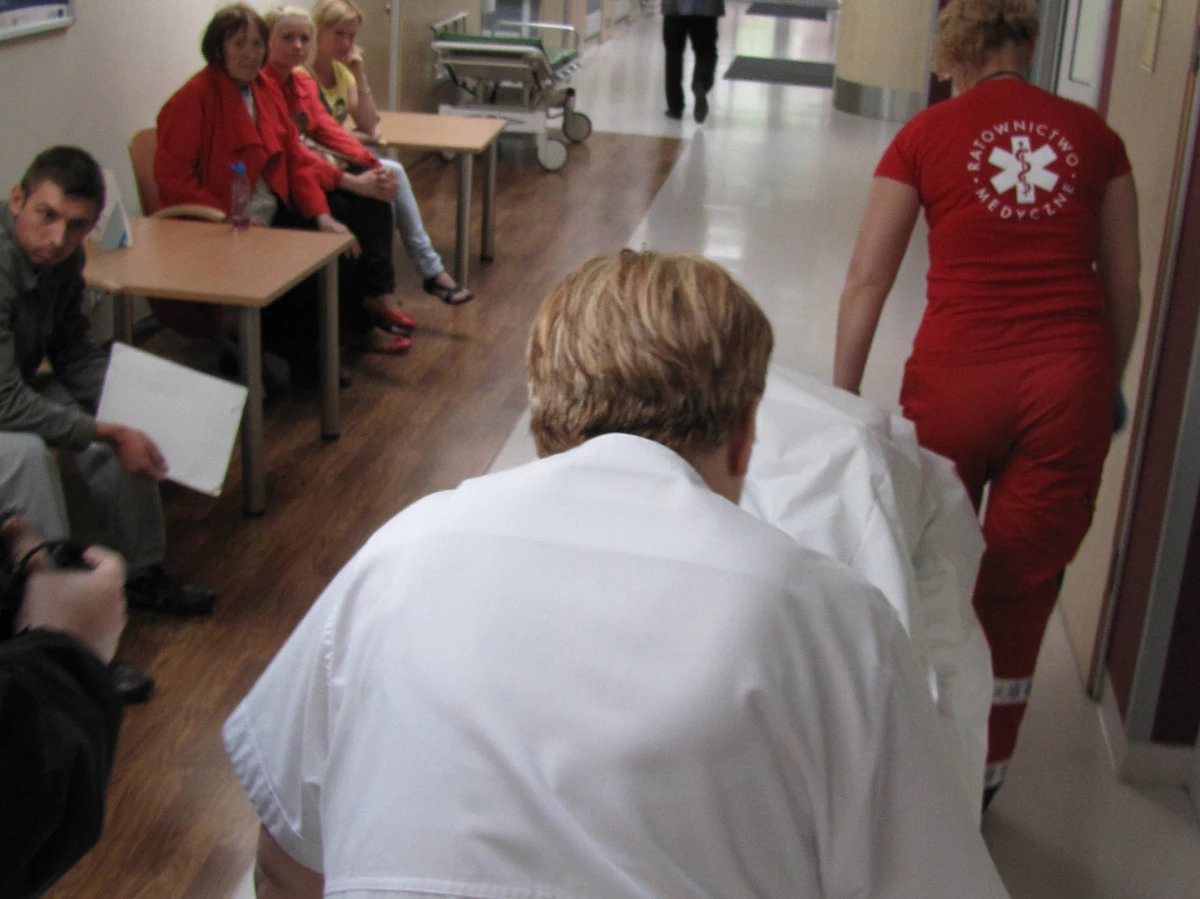 Zarzut zabójstwa i usiłowania zabójstwa usłyszała 45-letnia Iwona O. ze Stargardu Szczecińskiego. W piątek znaleziono ciało jej 9-letniej córki. Drugie z dzieci 3-letnia dziewczynka walczy o życie w szpitalu. Kobiecie grozi nawet dożywocie.