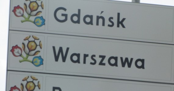 320 Euro-tablic pojawiło się przy najważniejszych polskich drogach. Informują one kierowców i kibiców o drogach, którymi najłatwiej dojechać do stadionów na których rozgrywane będą mecze mistrzostw Europy w piłce nożnej.