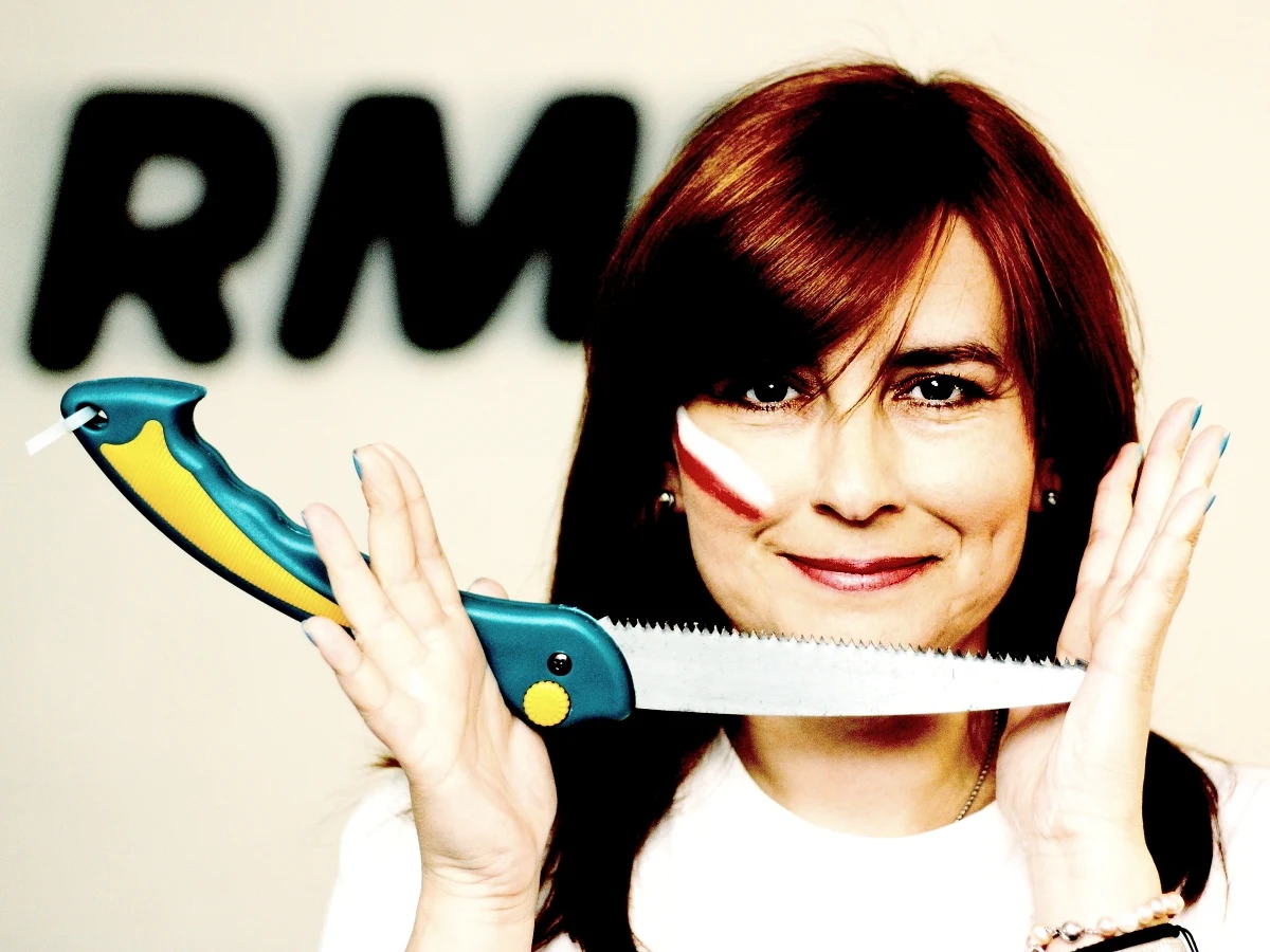 Do piłki należy podejść jak do mężczyzny - radzi moja sąsiadka. Nigdy przecież nie wiadomo, w którym kierunku piłka się potoczy i czy przy tej zabawie nie strzelimy sobie samobója. Pisanie o piłce jest więc skazane na niepowodzenie i depresję ? Otóż nie. Żadna ze mnie ministra, ale wiem że jak piłka w grze, to wszystko może się zdarzyć. W dodatku ja już wiem, co się zdarzy. I jest to pewność niczym niezachwiana. Prawie...