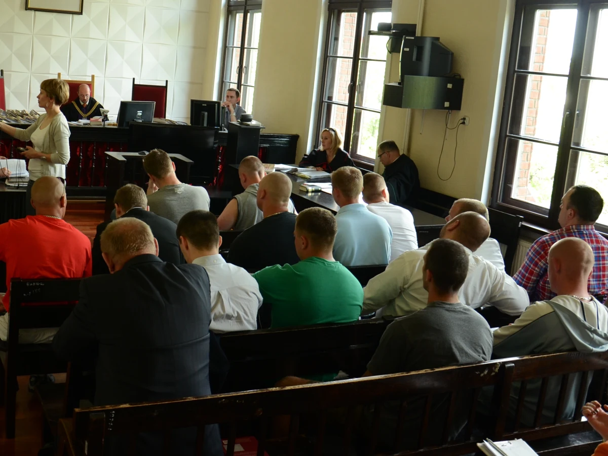 Kibole znów zamienili posiedzenie sądu w farsę. W Bydgoszczy ruszył proces 20 chuliganów oskarżonych o zadymę na stadionie Zawiszy w maju zeszłego roku po meczu Pucharu Polski. W przeciwieństwie do blisko pół setki swoich kolegów skazanych w marcu, nie zgodzili się na dobrowolne poddanie się karze. Były żarty, dowcipy i ostentacyjne żucie gumy.