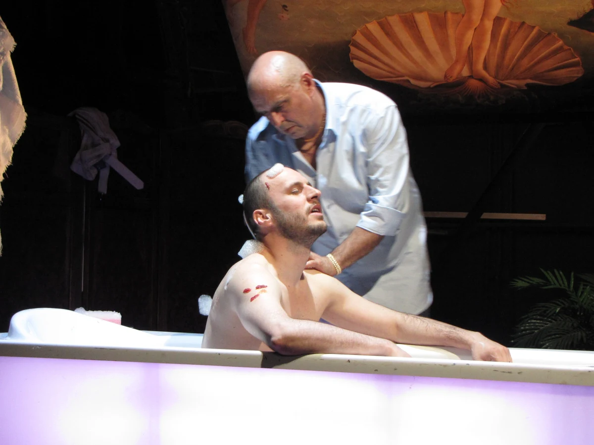 To będzie próba zmierzenia się z legendą jednej z największych ikon pop-kultury. W warszawskim Teatrze Studio powstaje "Freddie" - spektakl o życiu i śmierci lidera grupy Queen. Premiera spektaklu już 24 maja.