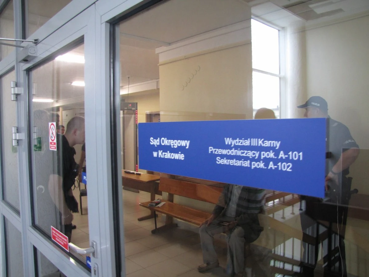 Antyterroryści i kuloodporne szyby - tak krakowski sąd przygotował się na proces pseudokibiców oskarżonych o śmiertelne pobicie sympatyka "Cracovii". Tomasz C. pseudonim Człowiek został zamordowany w styczniu 2011 roku na osiedlu Kurdwanów.