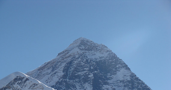 Do trudności technicznych, wysokości i nieprzewidywalnej pogody podczas wspinaczki na Mount Everest dochodzi ostatnio jeszcze jedna zagrożenie - ogromny tłok. Jak informują władze Nepalu, w najbliższy weekend na najwyższą górę świata zamierza wejść około 200 osób. Część z nich czeka już w niższych obozach na poprawę pogody.